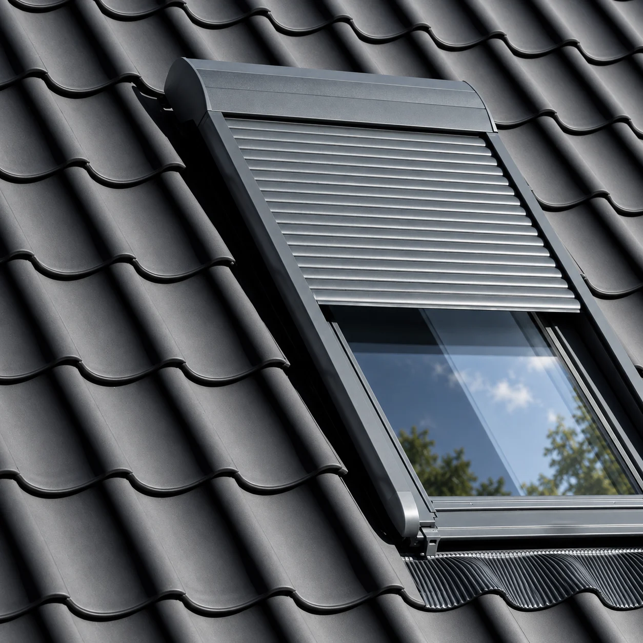 Außenliegender Rollladen an einem Dachfenster