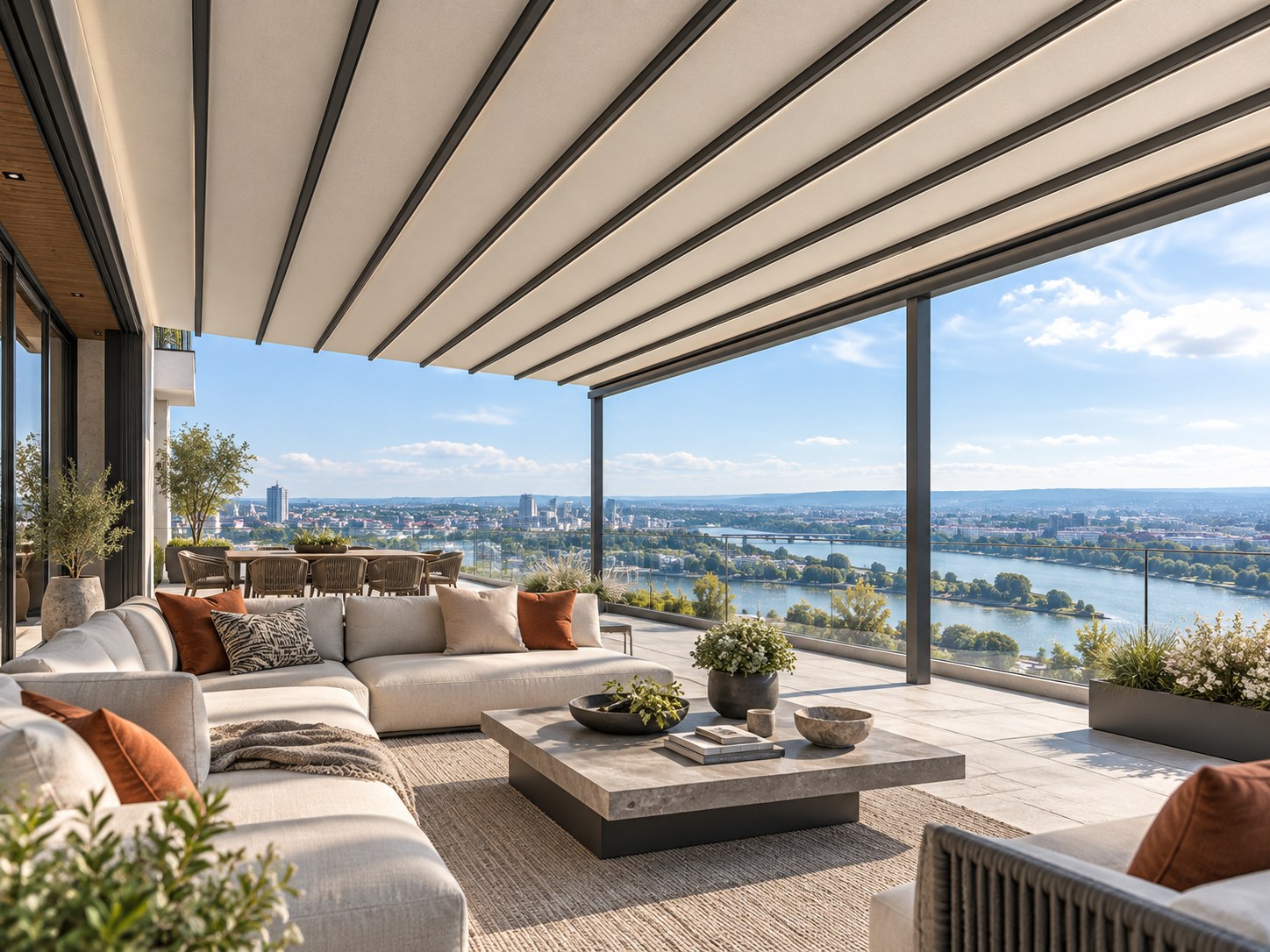Großzügige Dachterrasse mit heller Pergolamarkise, Lounge-Möbeln, Glasbrüstung und weitem Blick über Stadt und Fluss