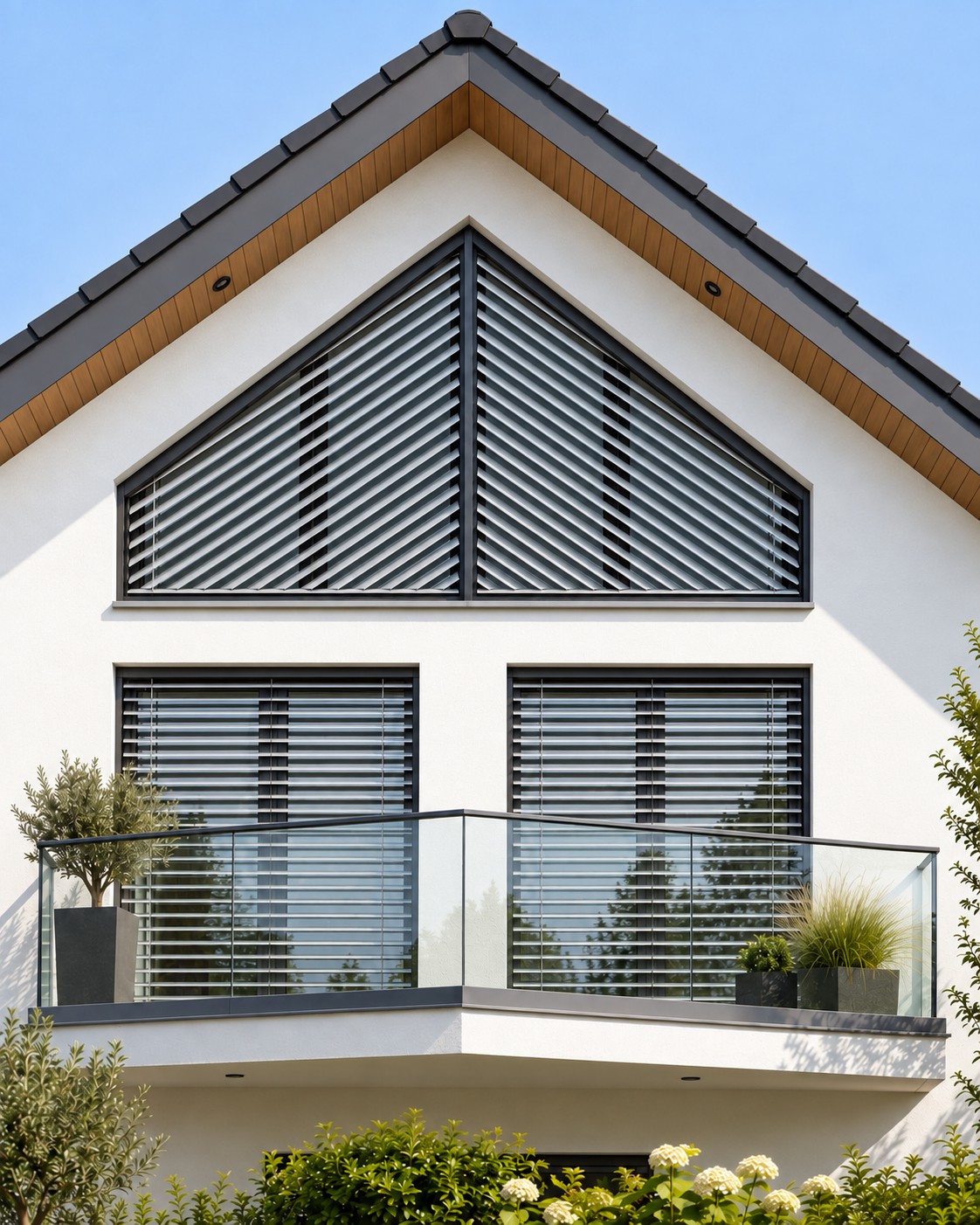 Giebelfenster mit schräg verlaufenden, geradlinigen Raffstore-Lamellen und Glasgeländer