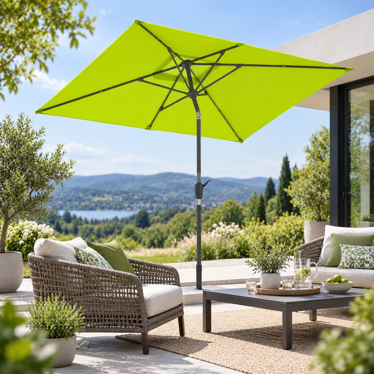 Limettengrüner Mittelstockschirm über einer Gartenlounge mit weitem Seeblick